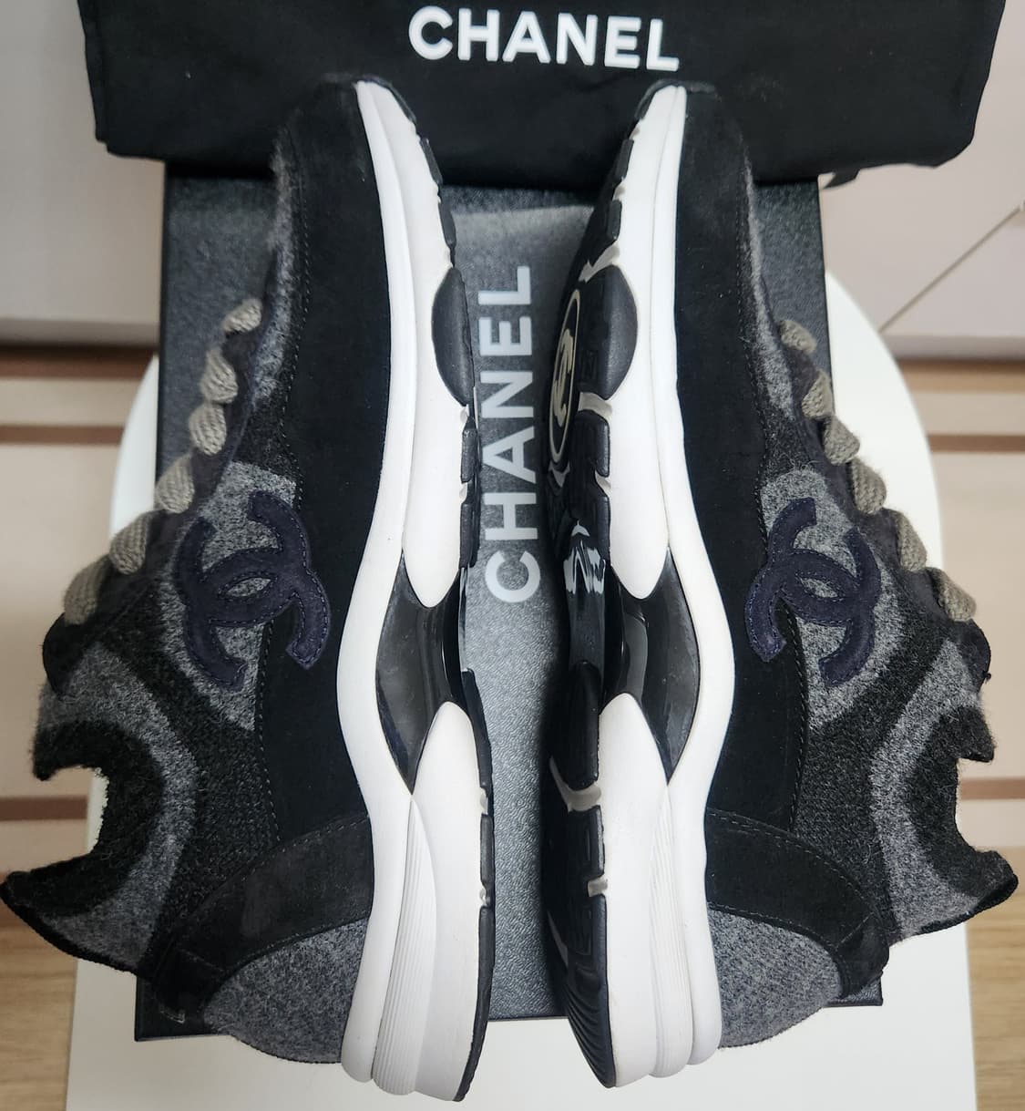 [정품 ) 샤넬 스니커즈 운동화 니트 스웨이드 다크그레이 43 한정판 상품이미지3