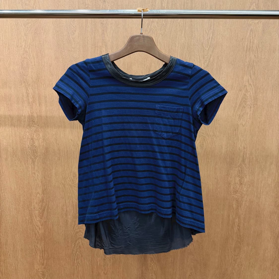 사카이 럭 반팔 블라우스 스트라이프 패턴 플리츠 레이어드 디테일 네이비 상품이미지2