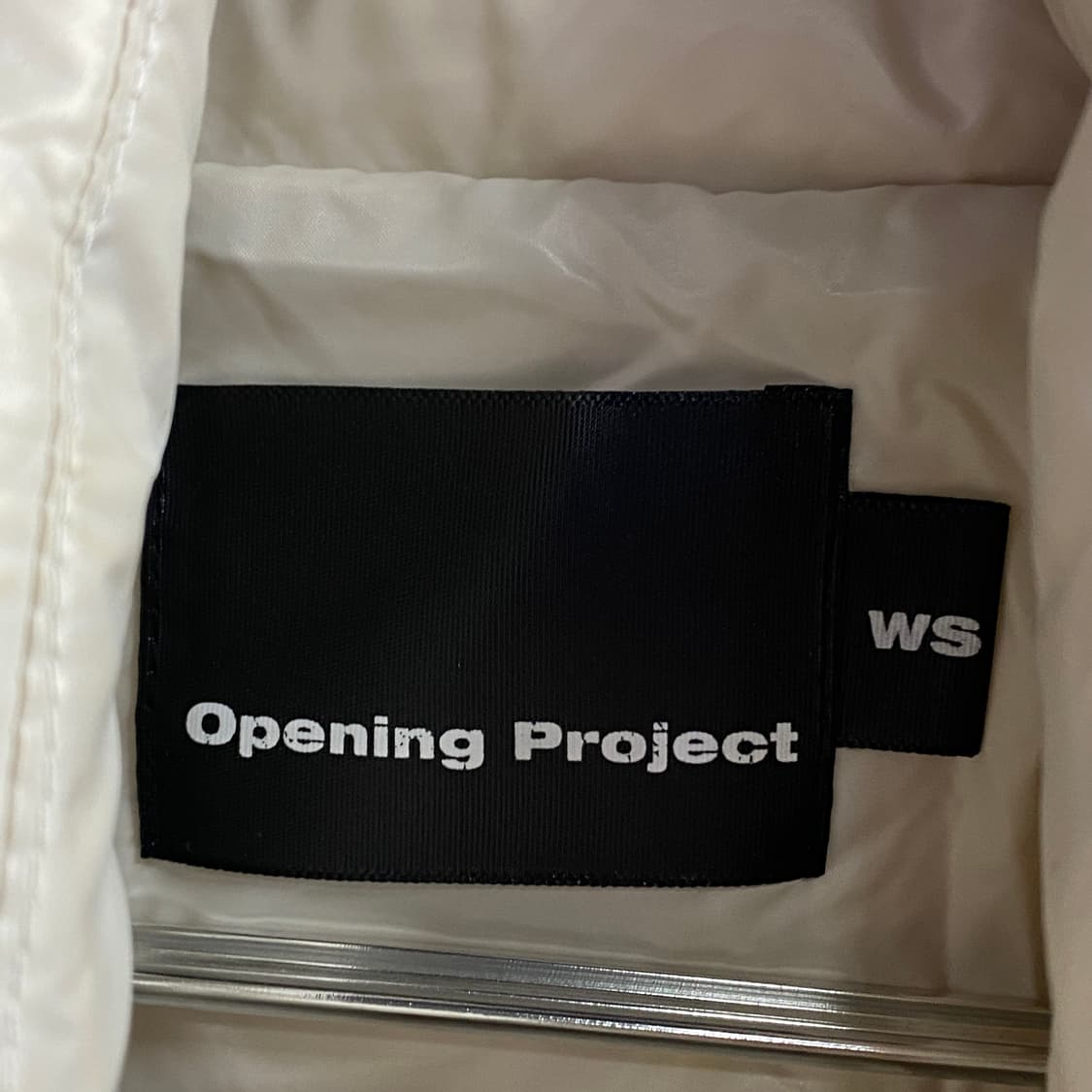 오프닝프로젝트 스몰 로고 화이트 푸퍼 다운 숏 패딩 B3183  상품이미지4