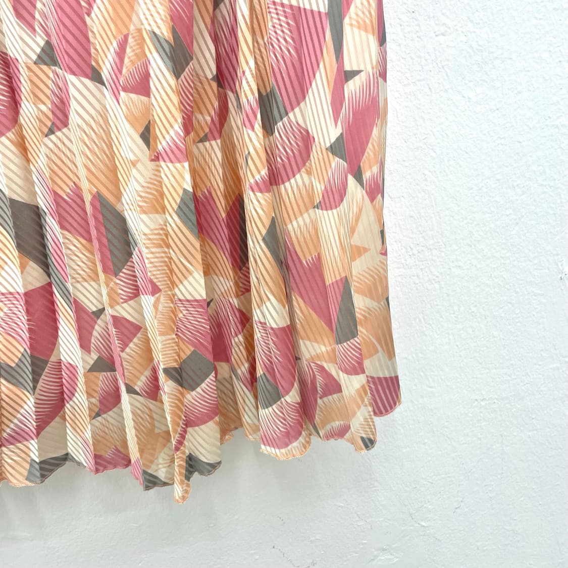 Blush geometric pleated midi skirt 상품이미지3