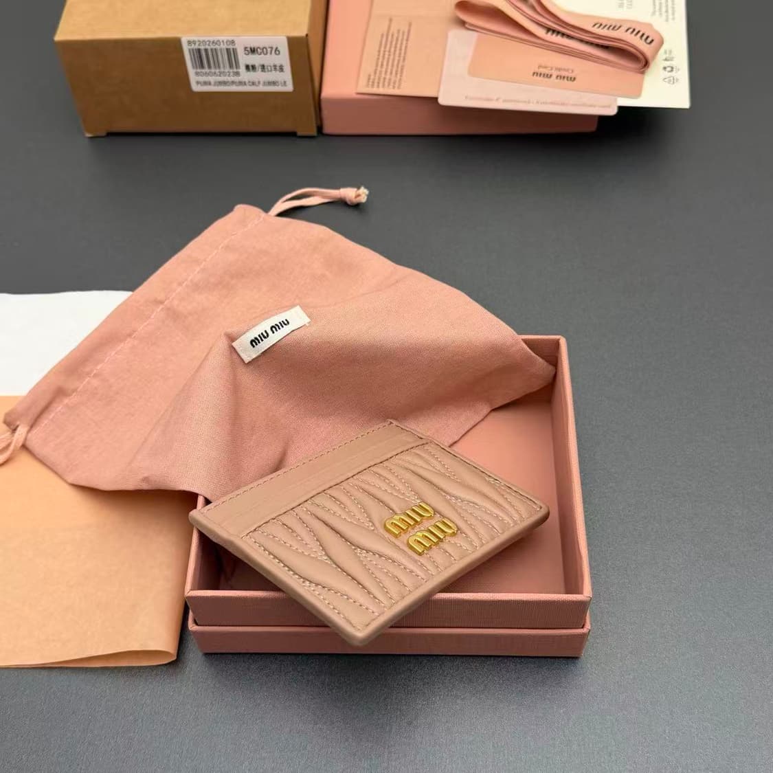 미우 미우 마테라쎄 나파 가죽 카드 홀더 샌드 베이지 상품이미지7