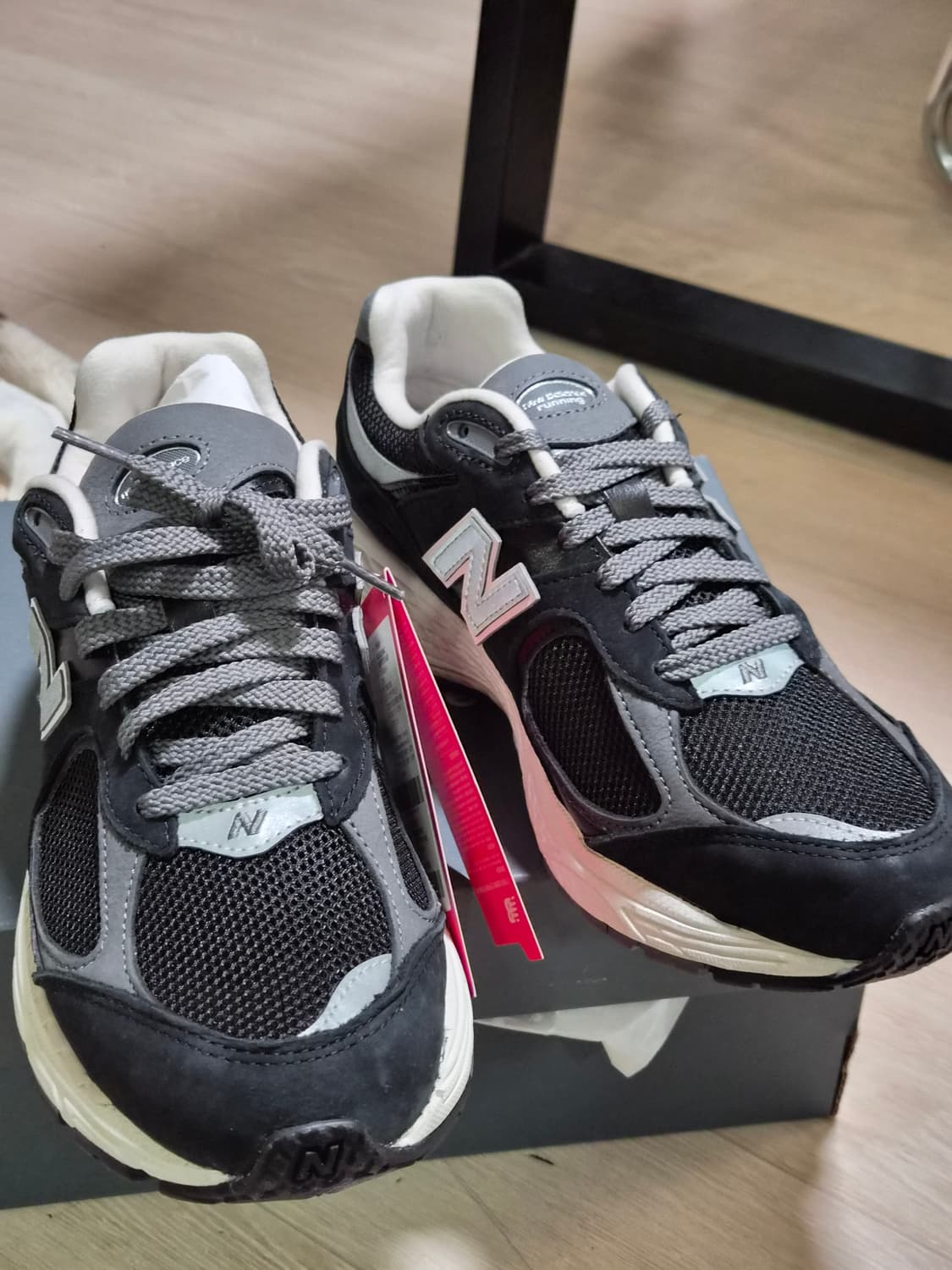 뉴발란스 2002R 프리미엄 빈티지 블랙 275 상품이미지1