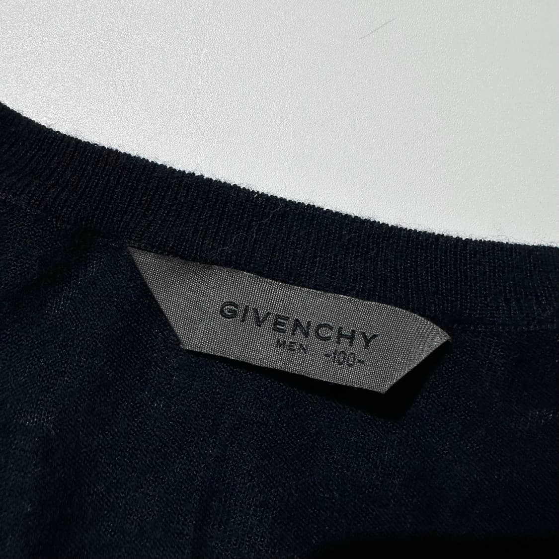 지방시 캐시미어 100% 4G패턴 V넥 니트 네이비 상품이미지4