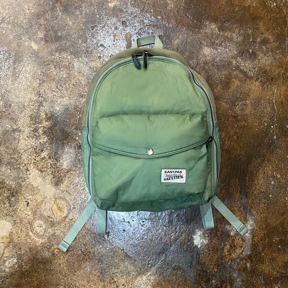 이스트팩 x 장폴고티에 백팩 카키 상품이미지1