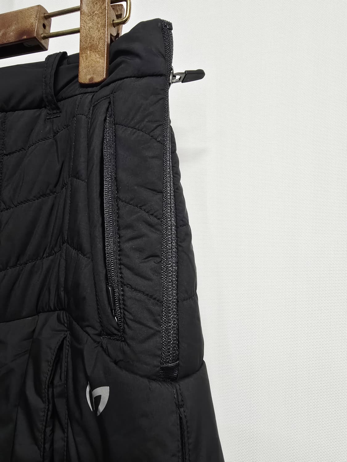 마스터바니에디션 퀼팅 플리츠 스커트 블랙 상품이미지4