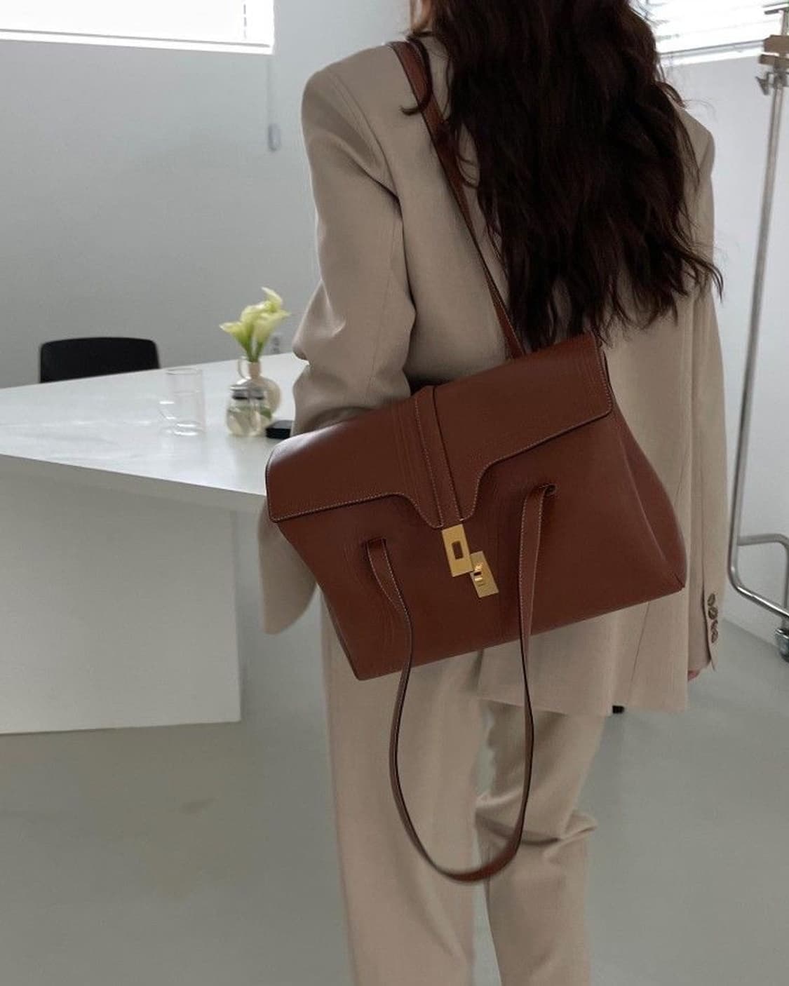 셀린느 16 소프트 블랙 미디움 숄더백 상품이미지8