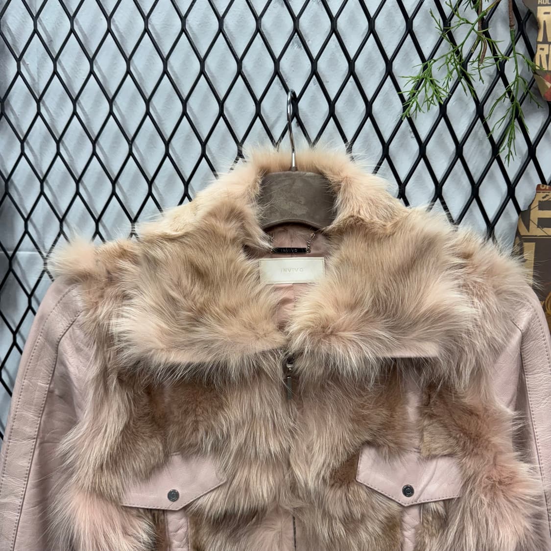 INVIVO 빈티지 폭스퍼 양가죽 레더자켓 전면 투포켓 디테일 핑크 상품이미지3