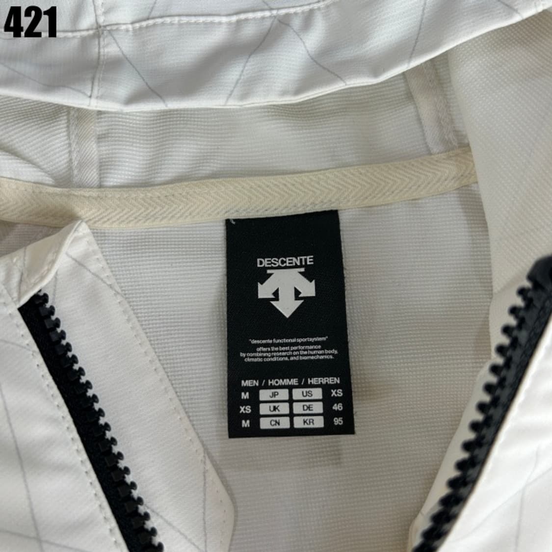 데상트 화이트 바람막이  상품이미지2