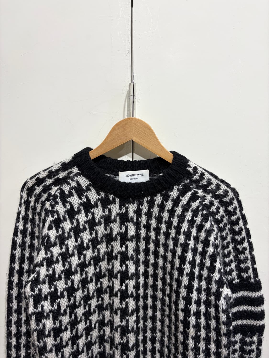 톰브라운 하운드투스 체크 니트 스웨터 상품이미지3