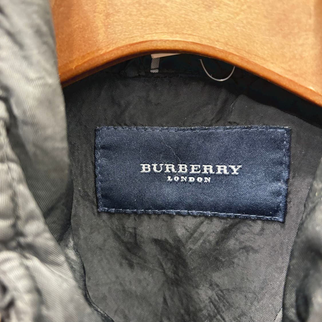 버버리 런던 하이넥 라이트 야상 자켓 어깨 견장 스트링 디테일 블랙 상품이미지6