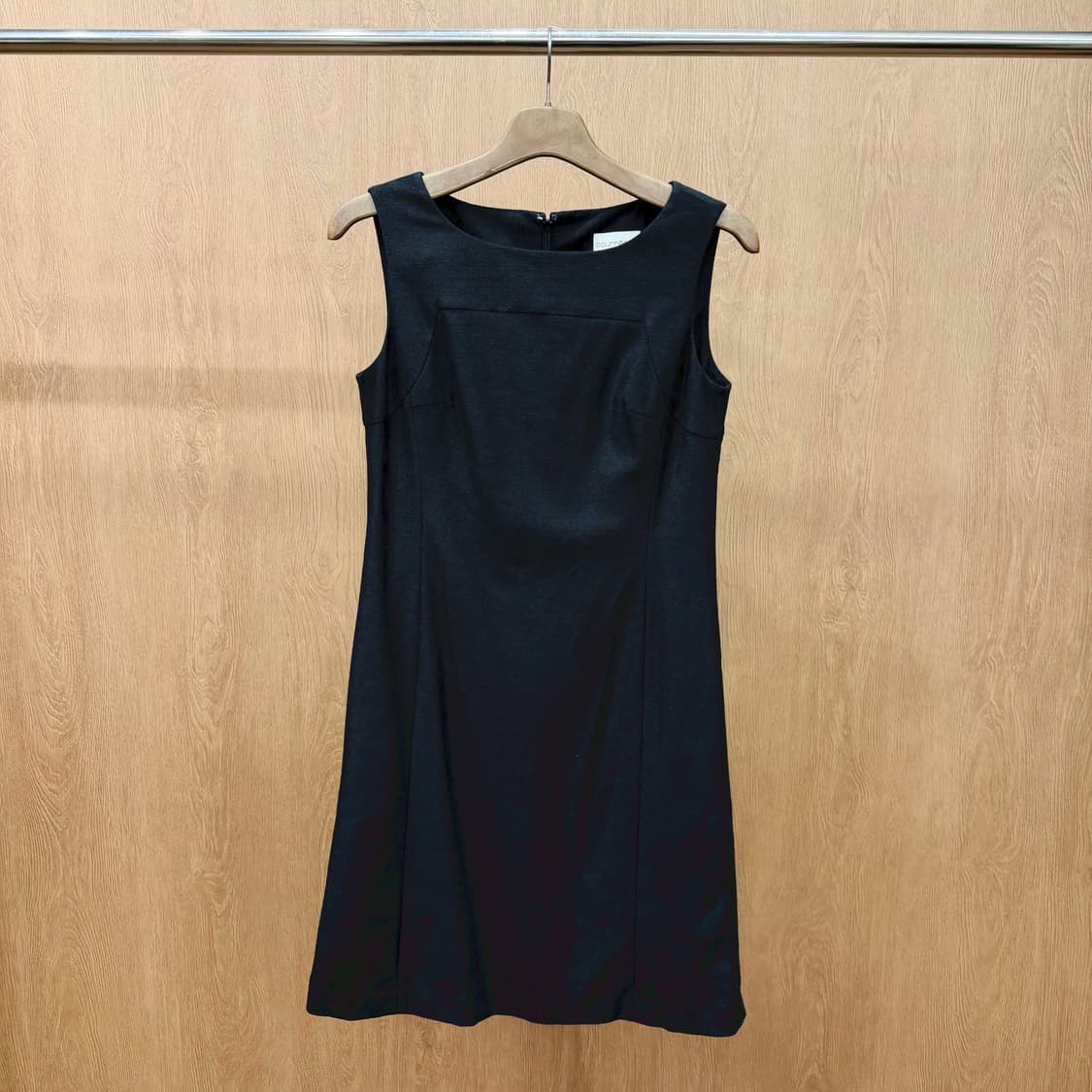 꾸레쥬 스퀘어넥 슬리브리스 A라인 원피스 바디 패널 절개 디테일 블랙 상품이미지2