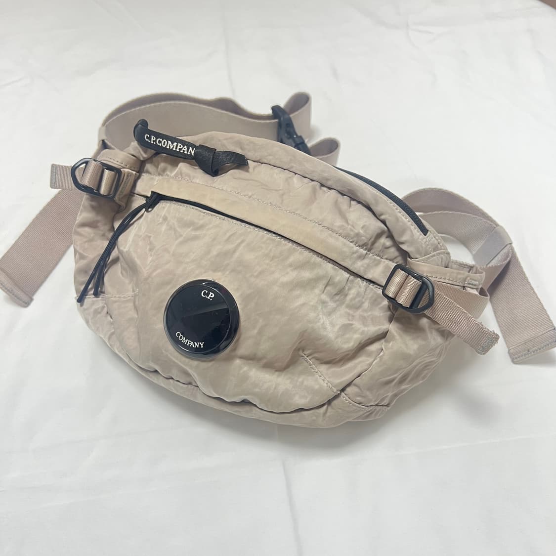 CP컴퍼니 그레이 나일론 크로스백 상품이미지1
