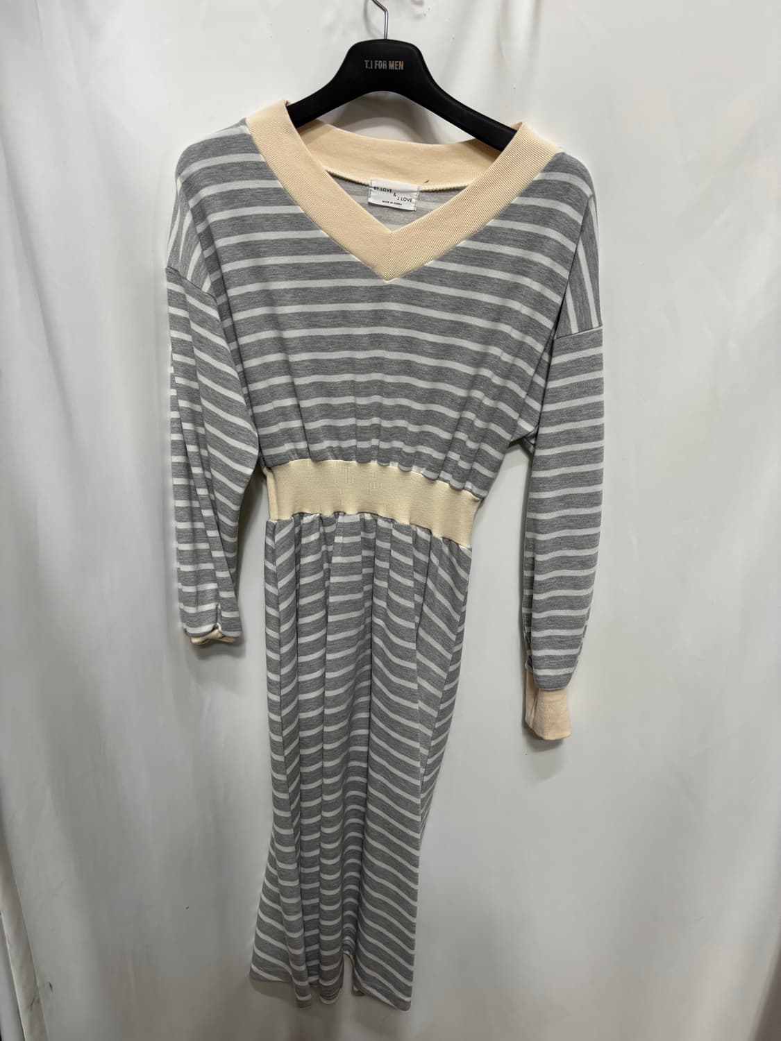 그레이 스트라이프 허리 밴딩 브이넥 롱 원피스 상품이미지1