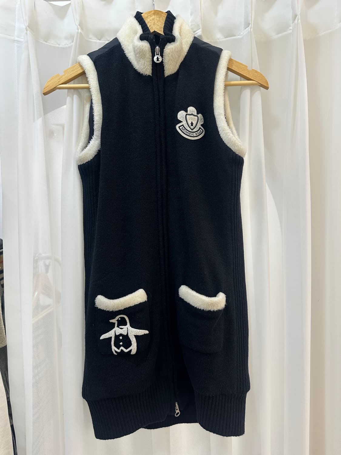 먼싱웨어 MUNSINGWEAR 털 트리밍 니트 조끼 블랙 상품이미지1