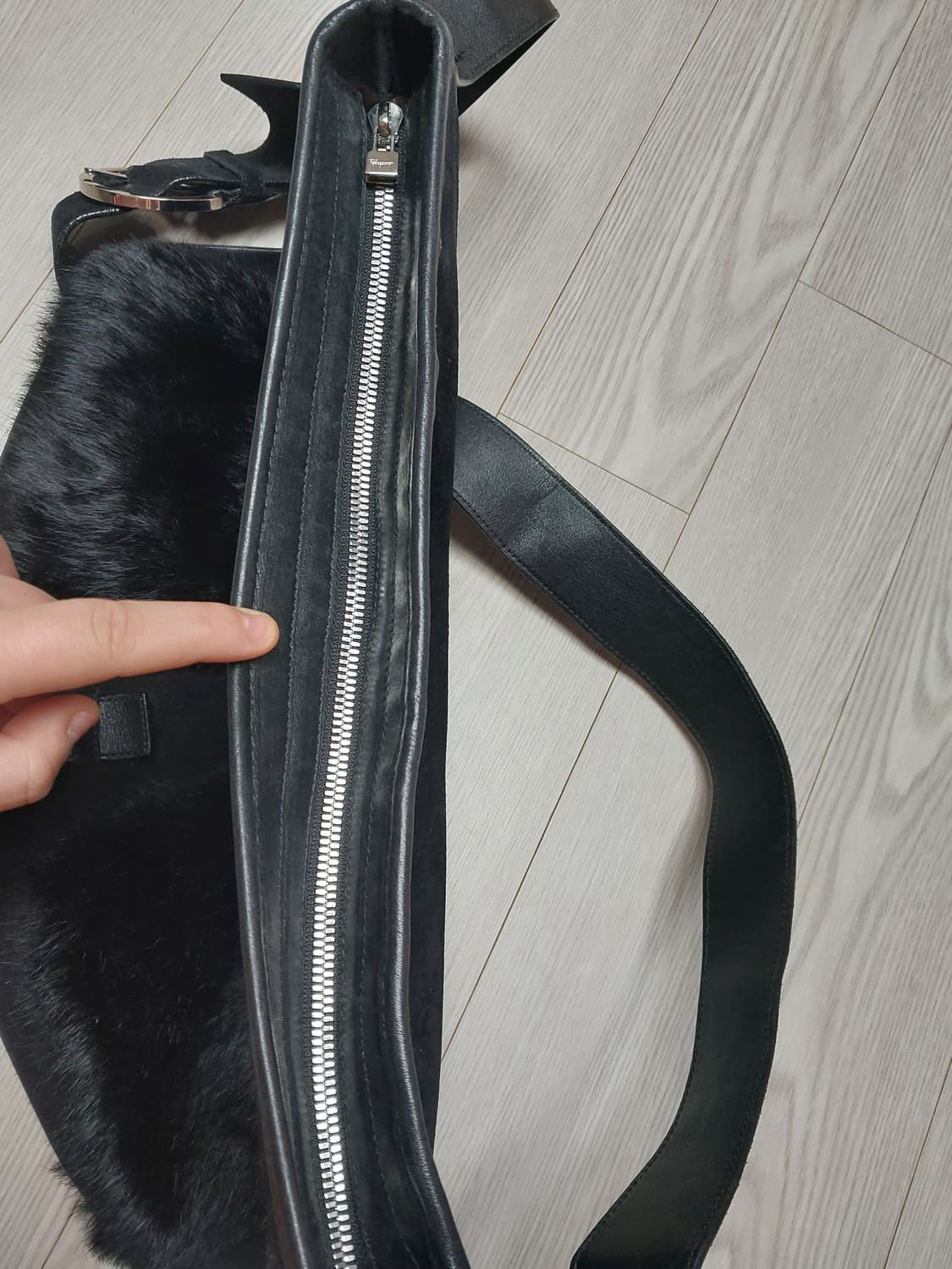 정품 페라가모 스웨이드 퍼 크로스백 상품이미지8