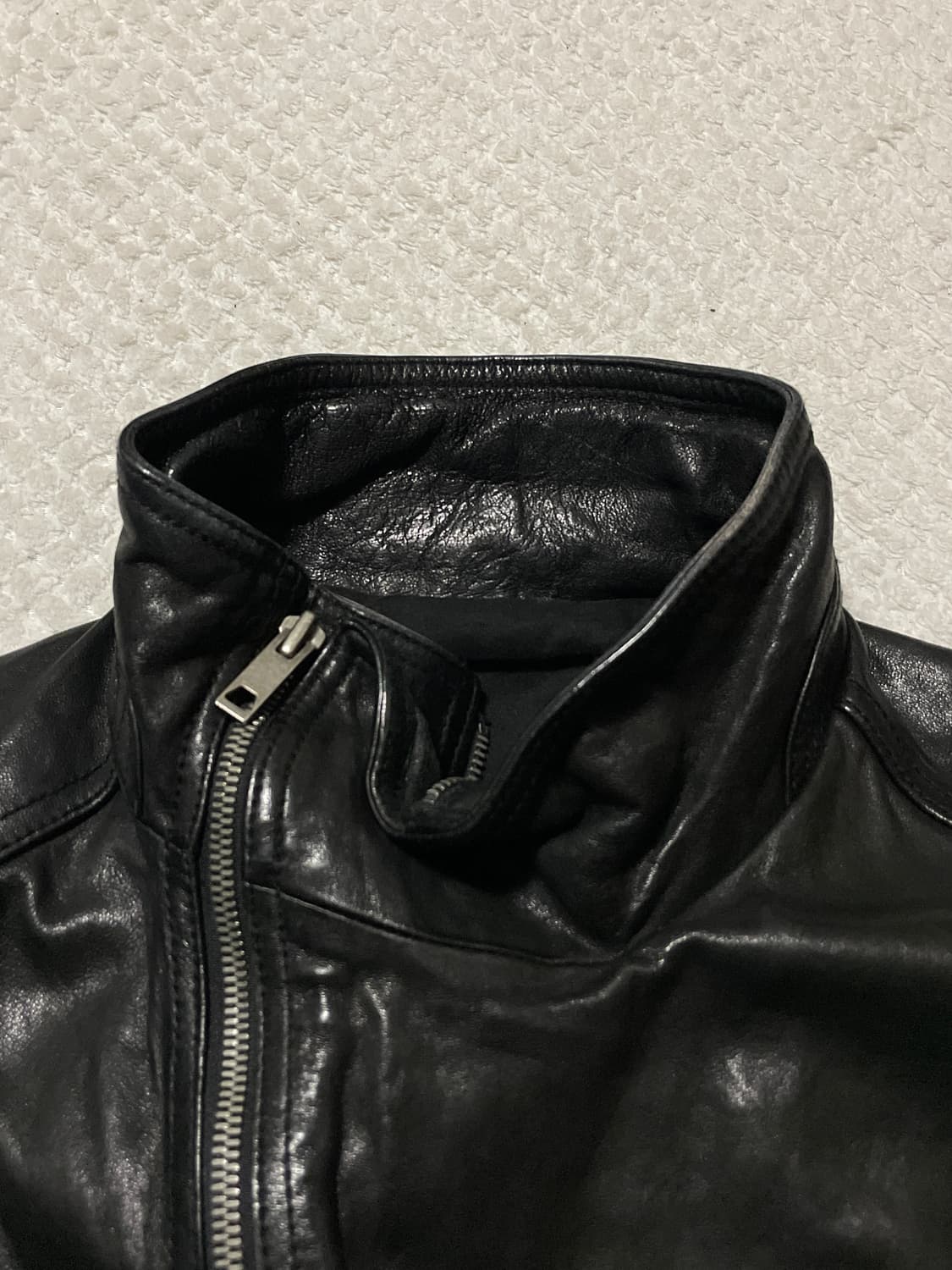 셀렉티즘 아티잔 무드 사선 지퍼 2중 레이어드 램스킨 양가죽 레더 자켓 상품이미지4