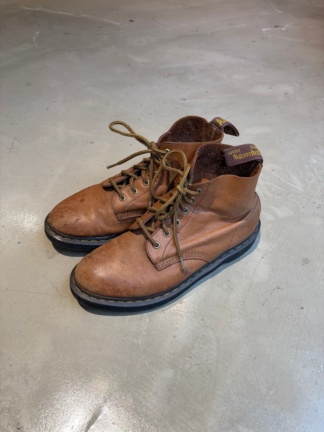 270) Dr. Martens 브라운 레더 6홀 부츠 상품이미지1
