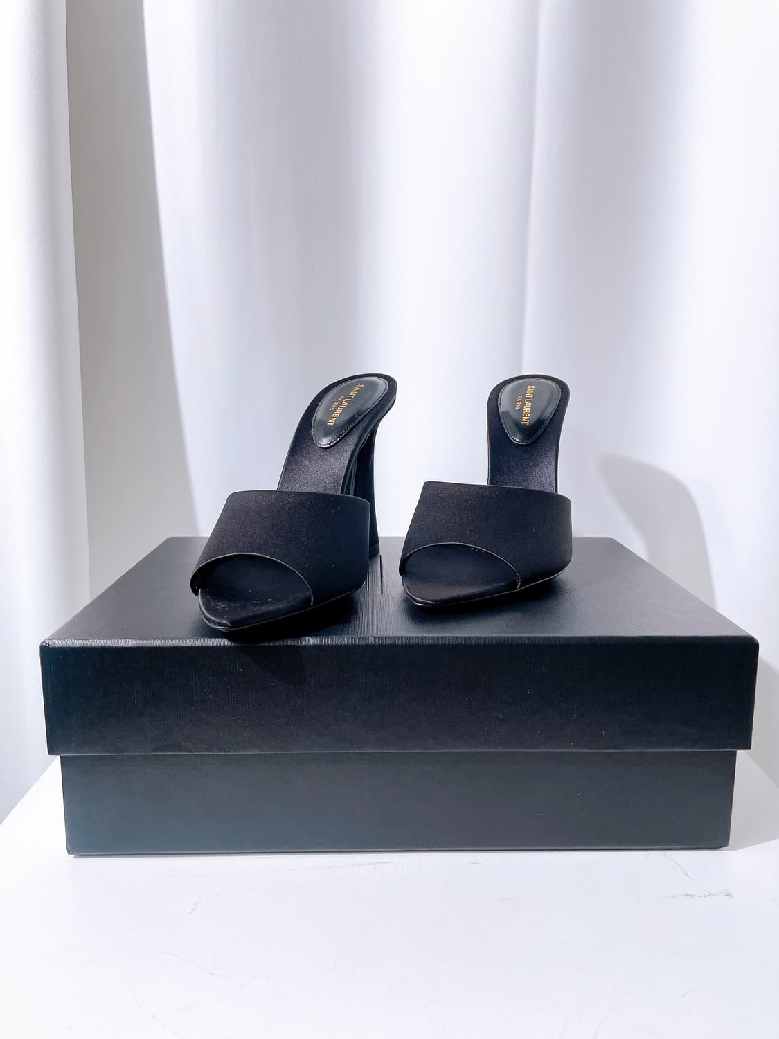 (정품/새상품) 생로랑 여성 스위트 힐 뮬 사틴 블랙 상품이미지1