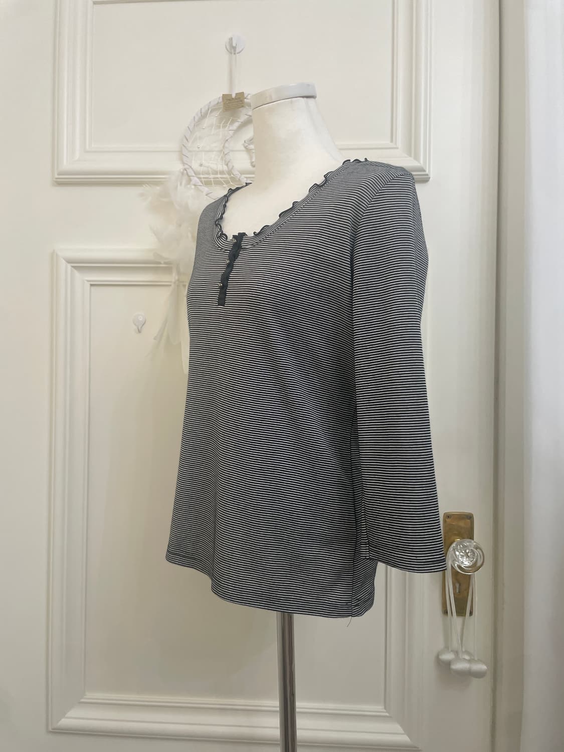 black stripe ruffle point basic top 상품이미지2