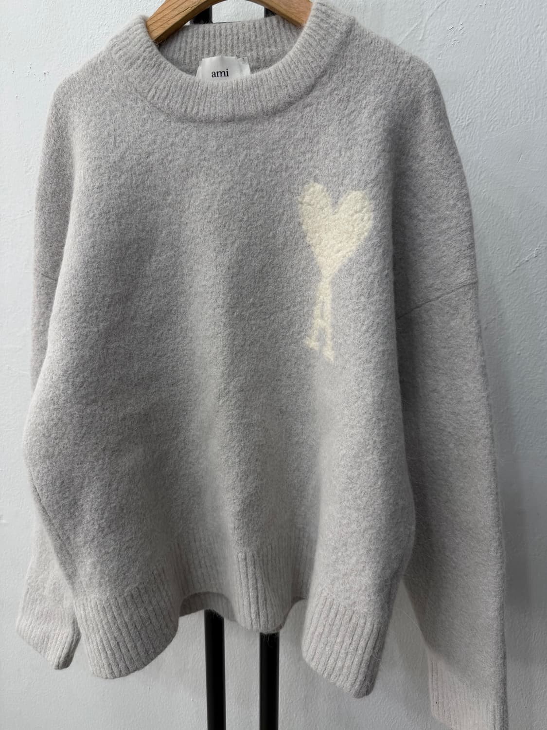 매장판정품) AMI 아미 24ss 하트 로고 여성니트 L 상품이미지3