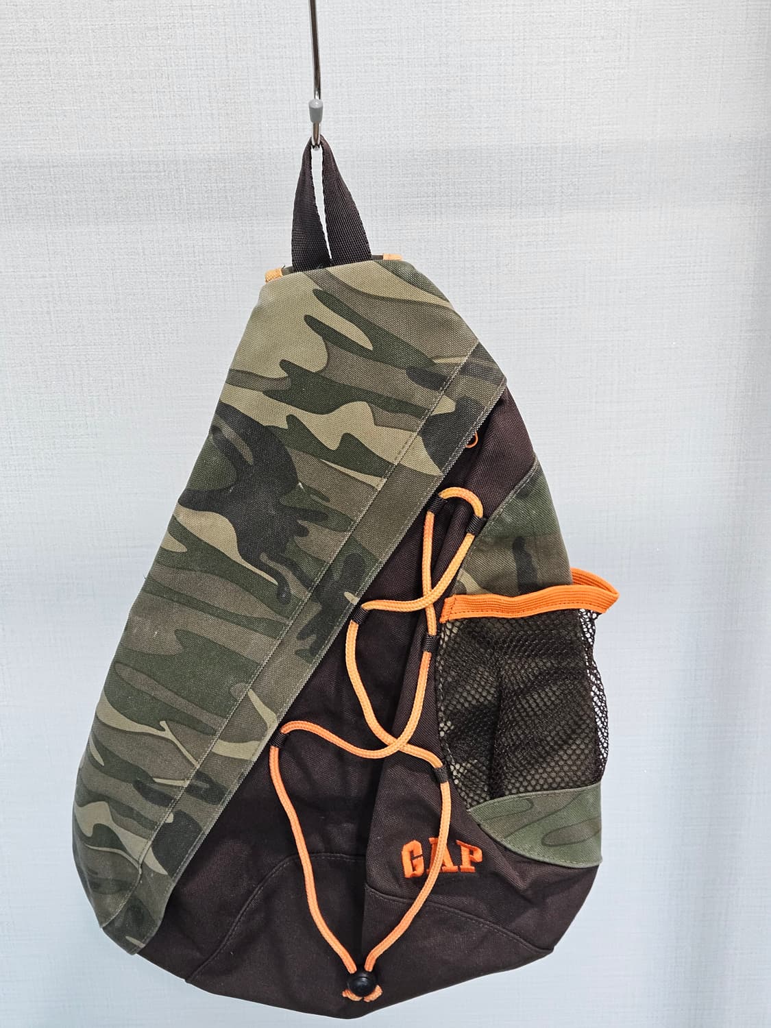 갭 카모 슬링백 상품이미지2