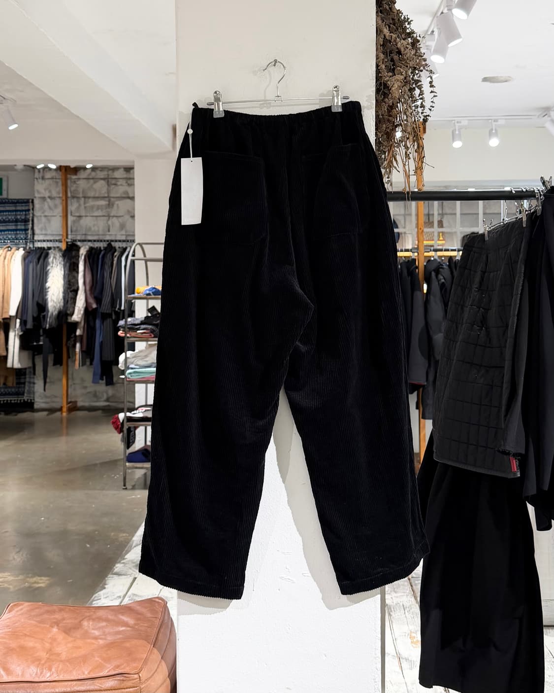 코모리 블랙 코듀로이 밴딩 와이드 팬츠 상품이미지4