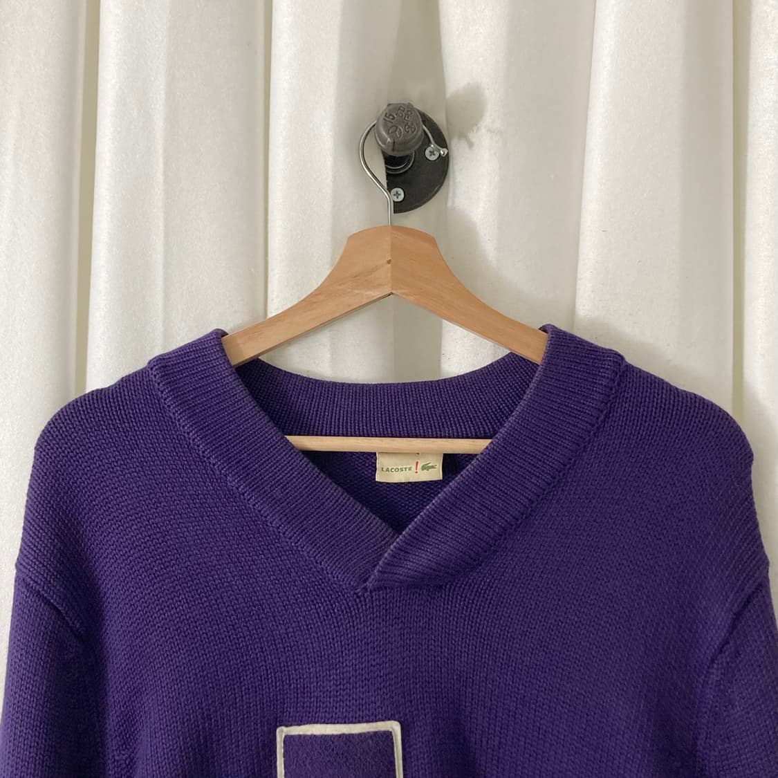 라코스테 퍼플 빅로고 브이넥 니트 상품이미지1