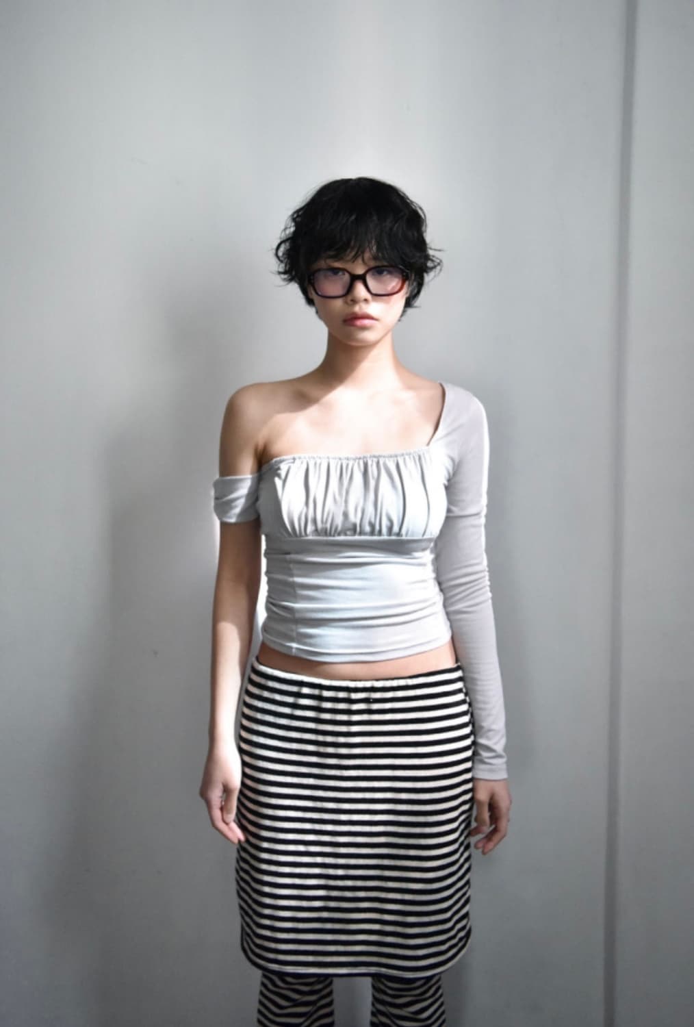 [팁씨] rachel unbal shirring top Charcoal 상품이미지1