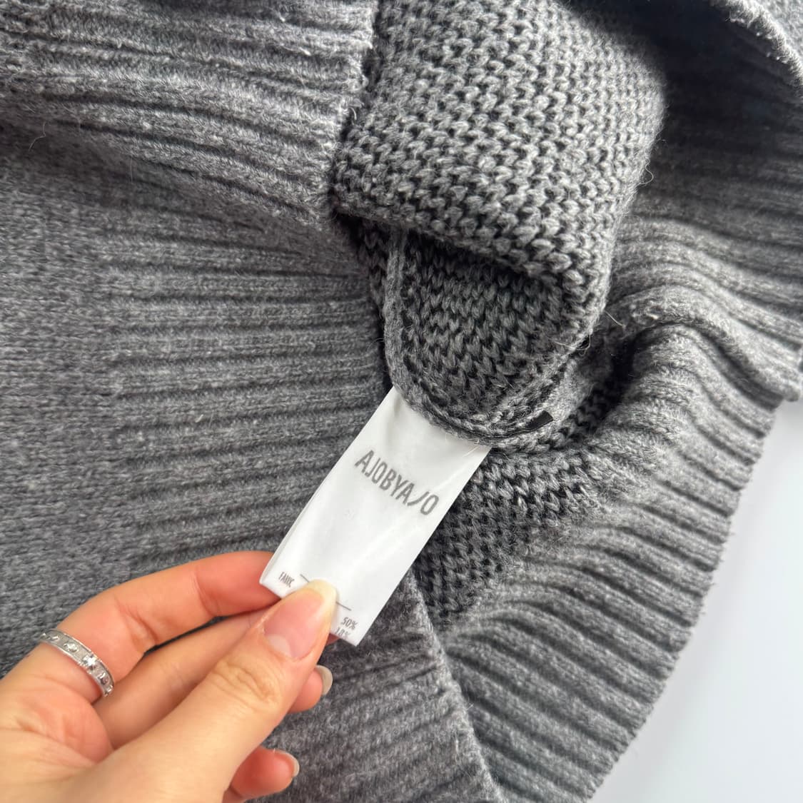 Ajobyajo 아조바이아조 블랙 레터링 그레이 니트 상품이미지7