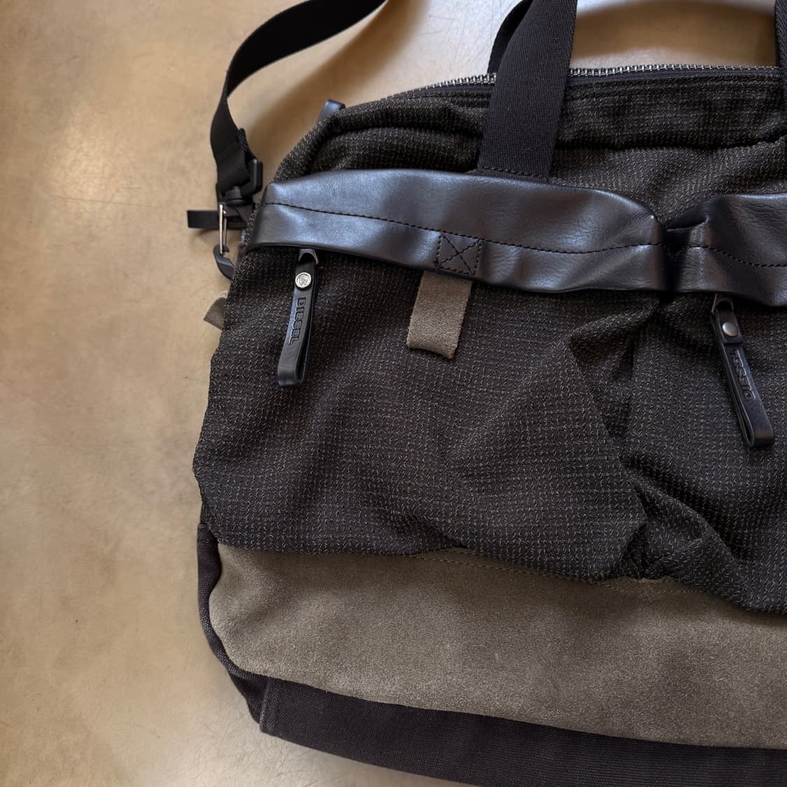 디젤 유니크 패브릭 데미지 브리프케이스 크로스백 상품이미지3