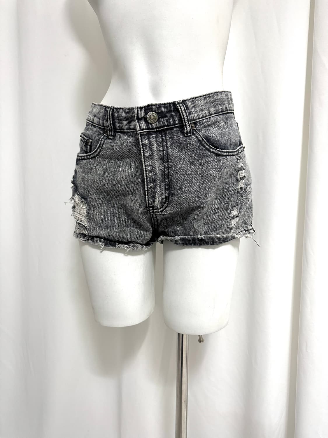 Gray distressed denim shorts 상품이미지4
