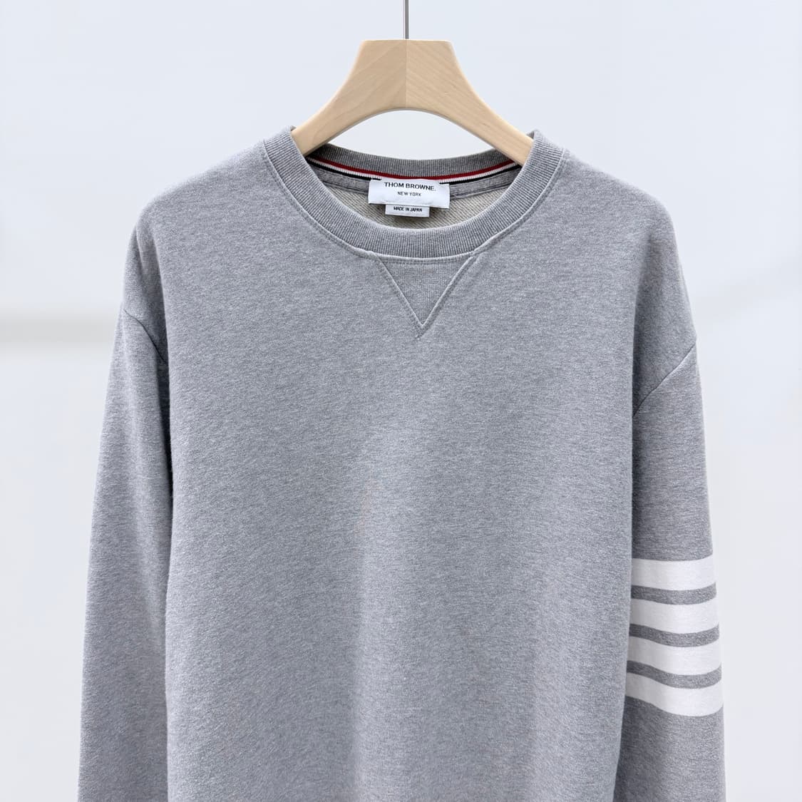 [S+급/7] 톰브라운 사선완장 맨투맨 그레이 상품이미지3