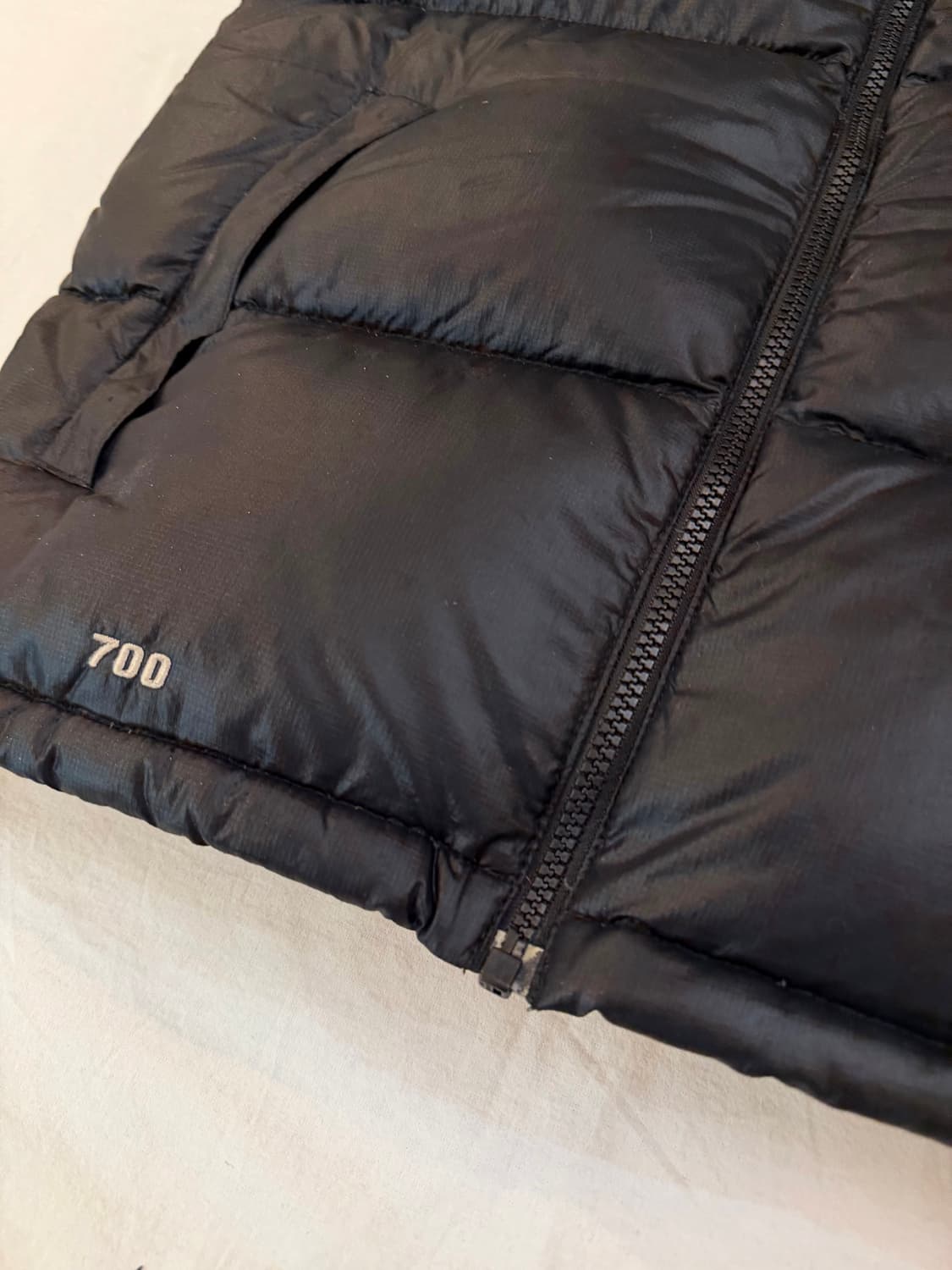 노스페이스 700필 구스다운 유광 패딩조끼 블랙 상품이미지2