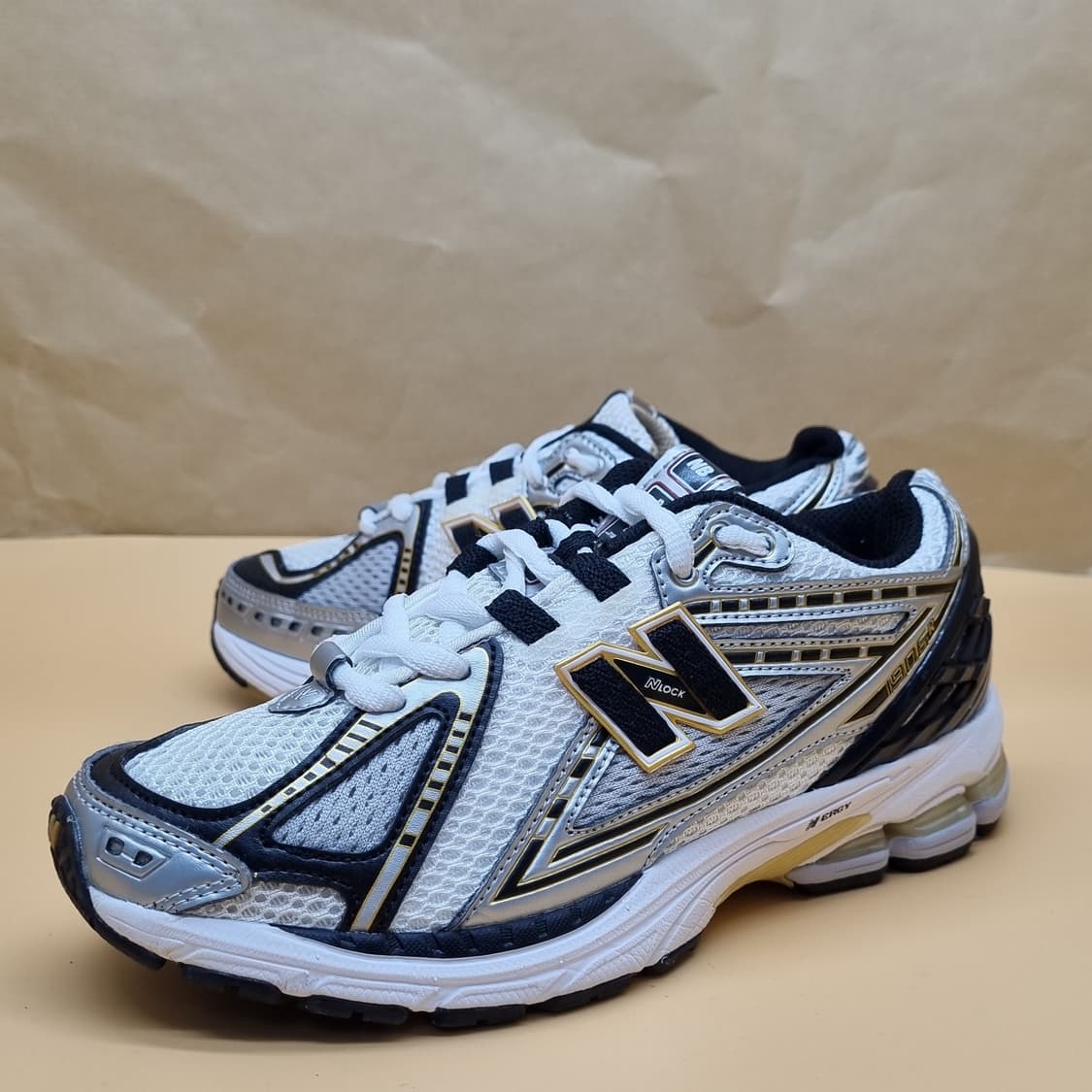 뉴발란스1906R 화이트골드 여성운동화235  상품이미지1