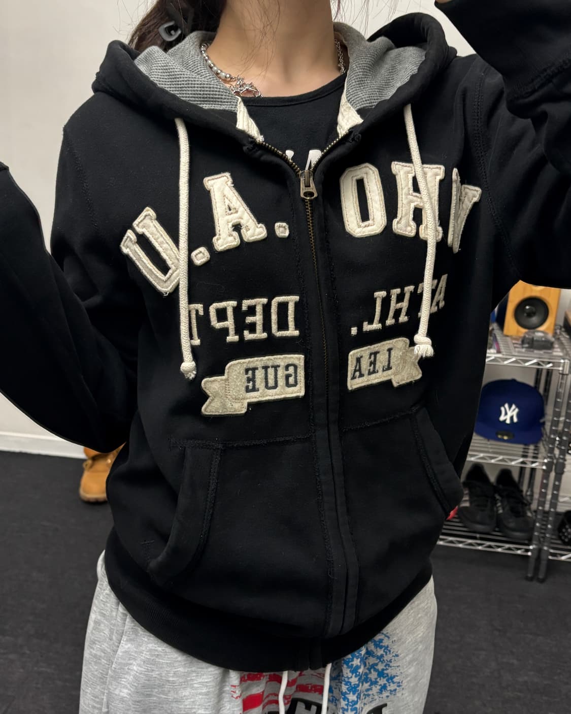 후아유 아플리케 아치로고 후드집업 블랙 상품이미지1