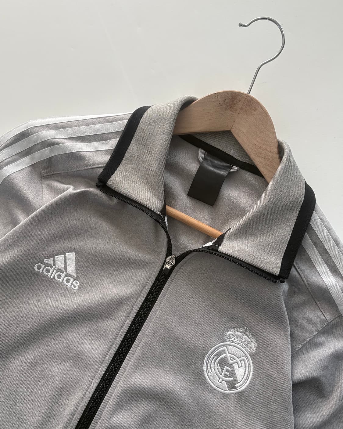 Adidas 아디다스 레알마드리드 RM 로고 실버그레이 컬러 트랙탑 상품이미지5