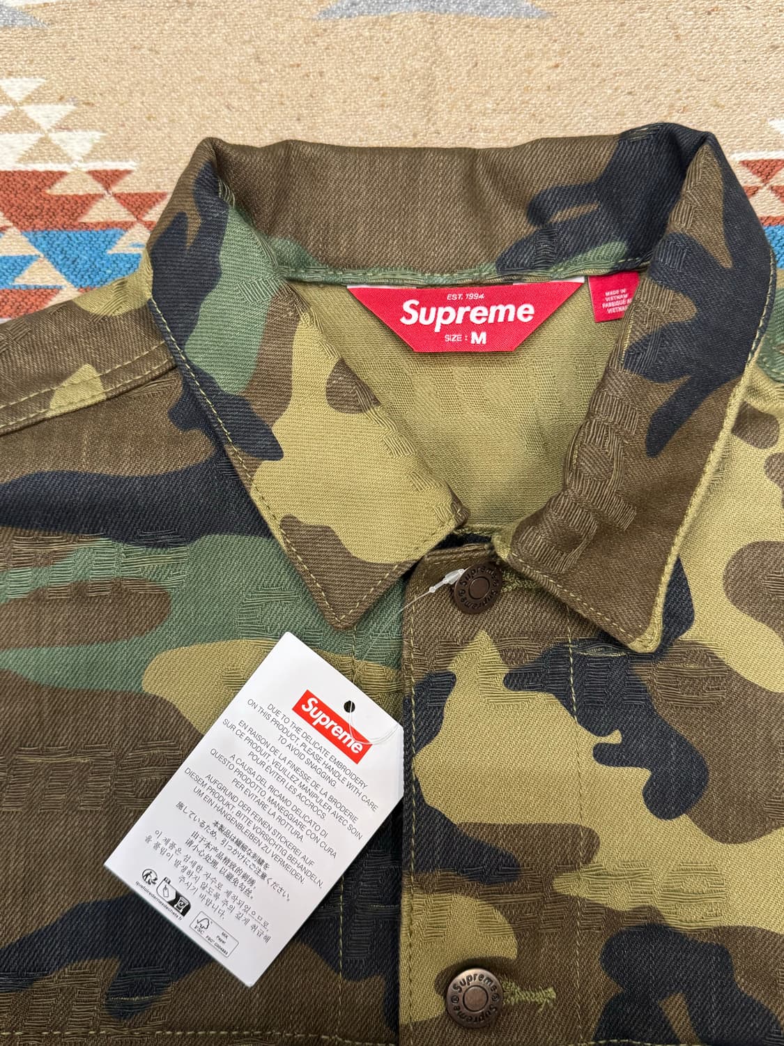 [M] 슈프림 자카드 로고 데님 트러커 자켓 우드랜드 카모 - 25FW 상품이미지2
