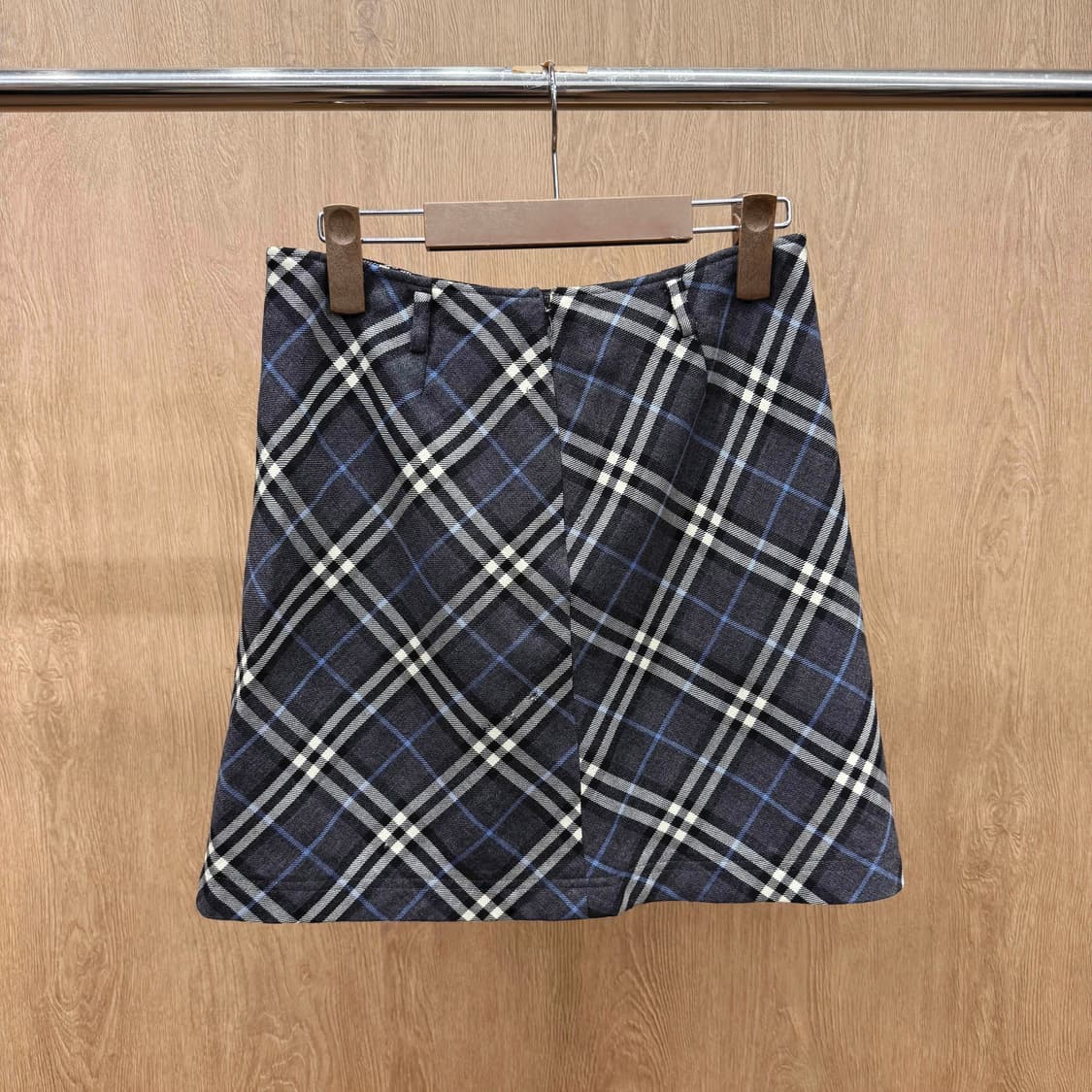 버버리 타탄 체크 A라인 미니스커트 클래식 패턴 원턱 벨트고리 그레이 상품이미지3