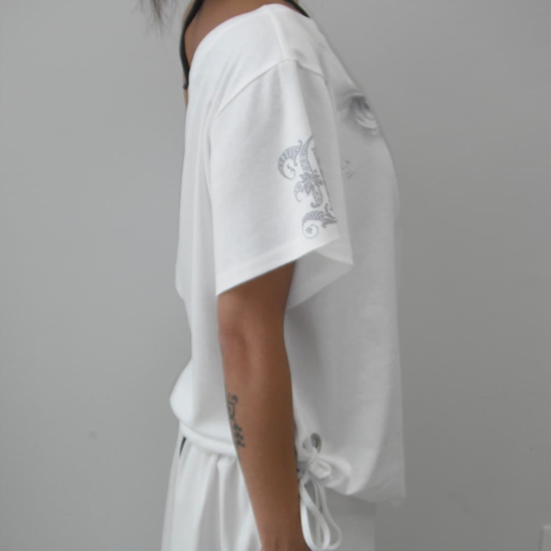 begbegbeg 백백백 오너먼트 비즈 아일렛 원숄더 반팔 티셔츠 상품이미지5