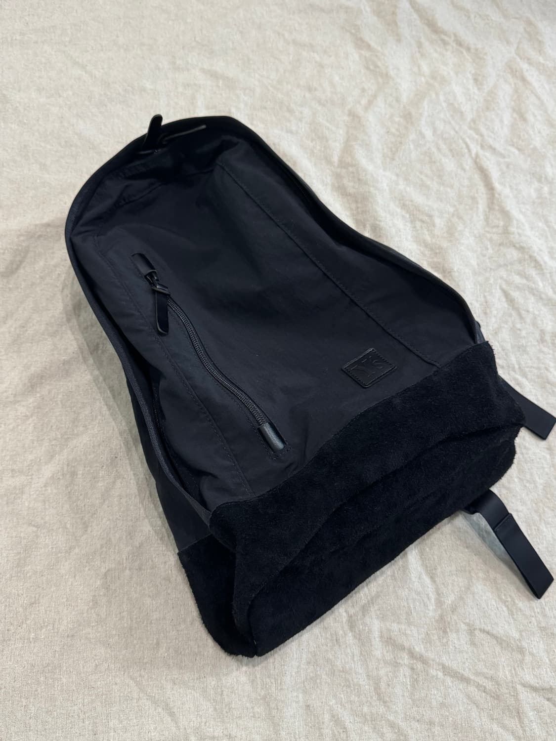 요지야마모토 23aw 나일론 스웨이드 짚 백팩 상품이미지1