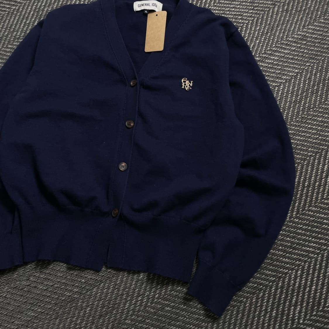 제너럴아이디어 에센셜 로고 뱃지 가디건 네이비o 4531 상품이미지2