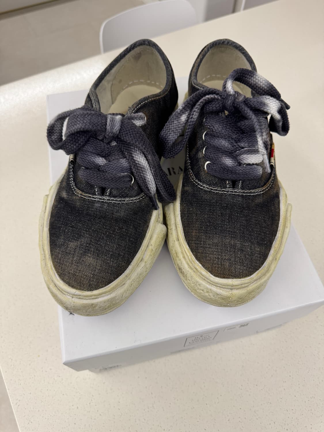 메종 미하라 야스히로 베이커 OG 솔 워시드 데님 로우탑 스니커즈 블랙 상품이미지1