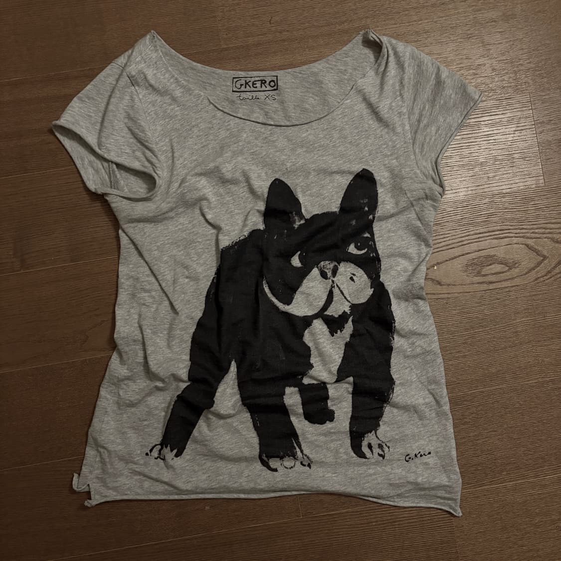 프렌치 불독 그래픽 오프숄더 반팔티 그레이 상품이미지2