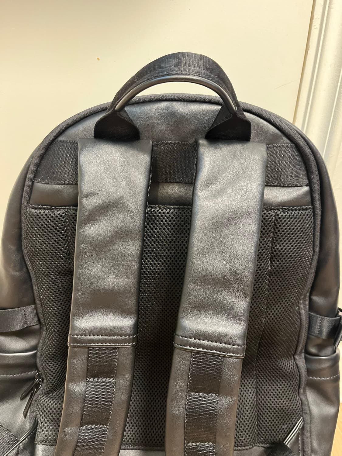 만다리나덕 노마드 가죽 블랙 백팩 상품이미지4