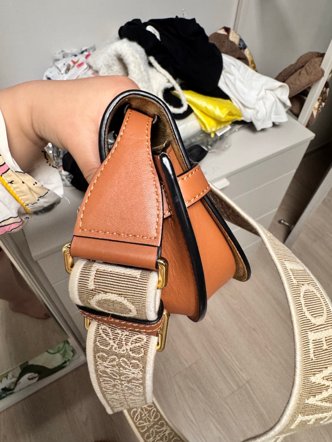 로에베 게이트백 미니 탄 상품이미지6