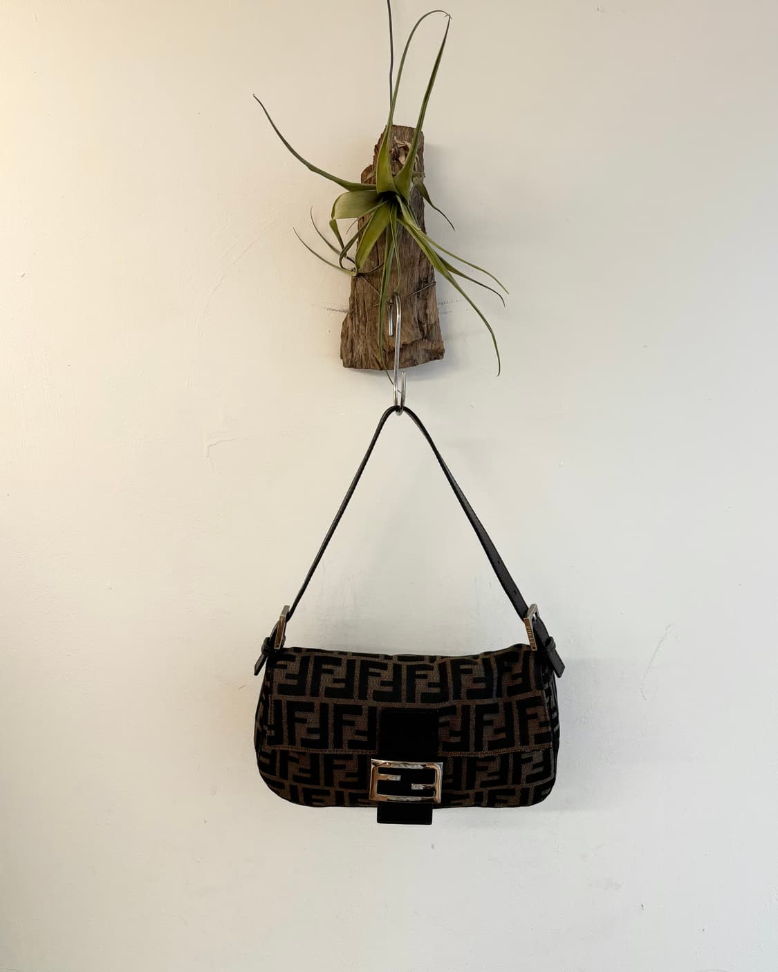 펜디 브라운 주카 패턴 바게트 숄더백 상품이미지1