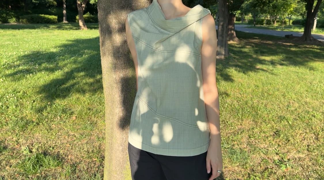 Cowl Neck Sleeveless Top 상품이미지1