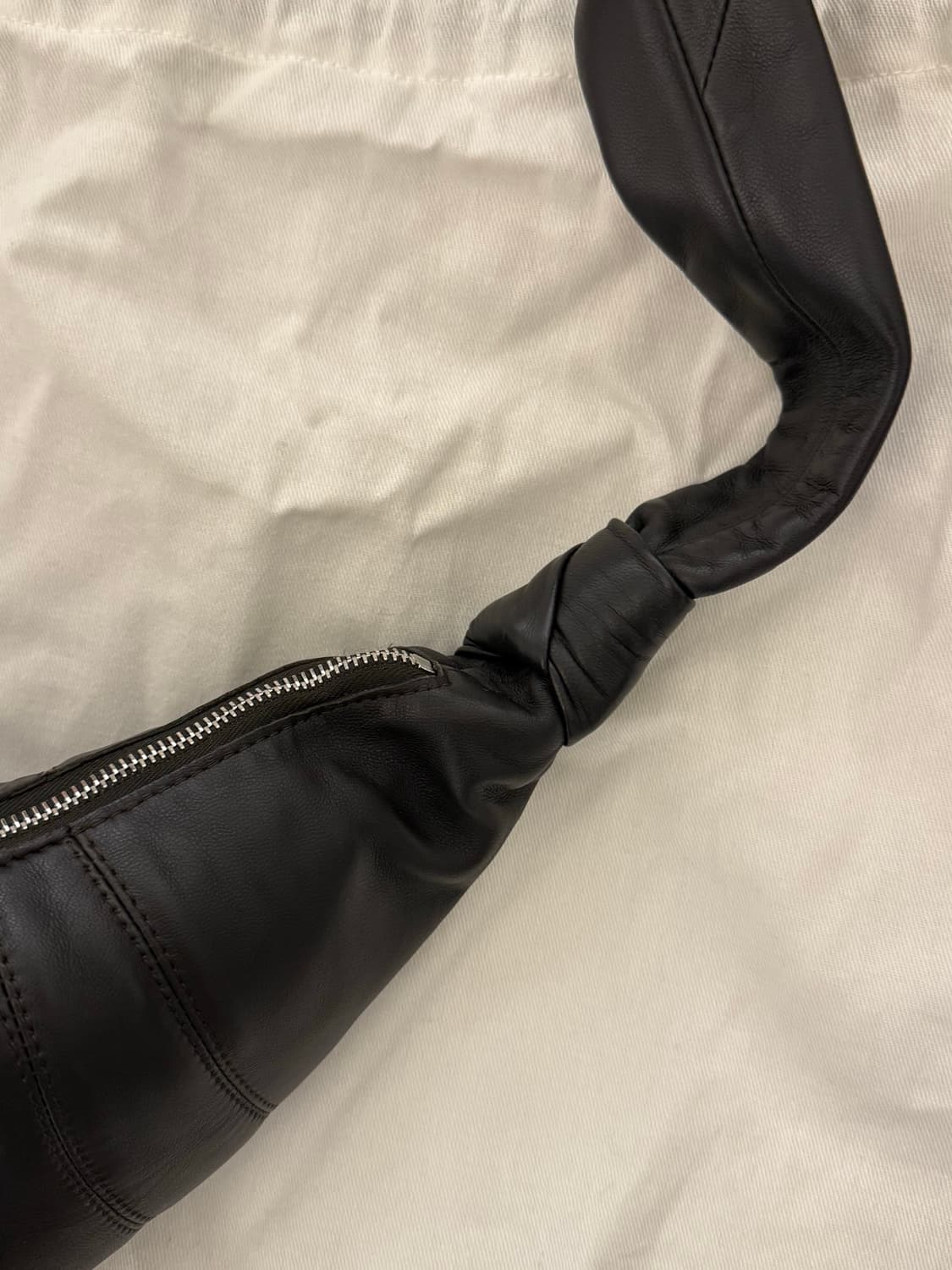 르메르 스몰 크루아상 백 소프트 나파 레더 다크 초콜릿 상품이미지6