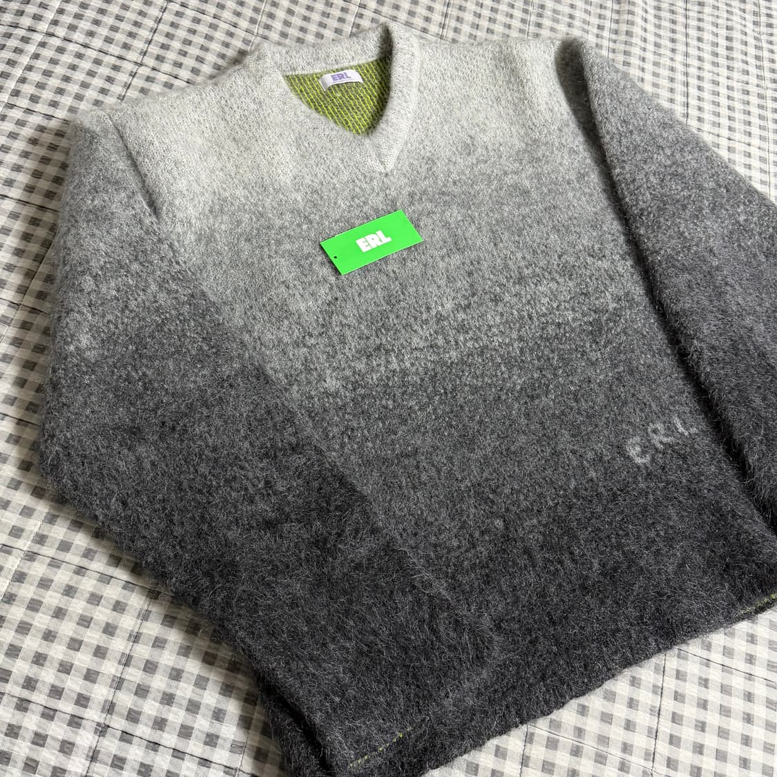 (L) ERL 이알엘 그라데이션 모헤어 브이넥 니트 그레이 상품이미지5