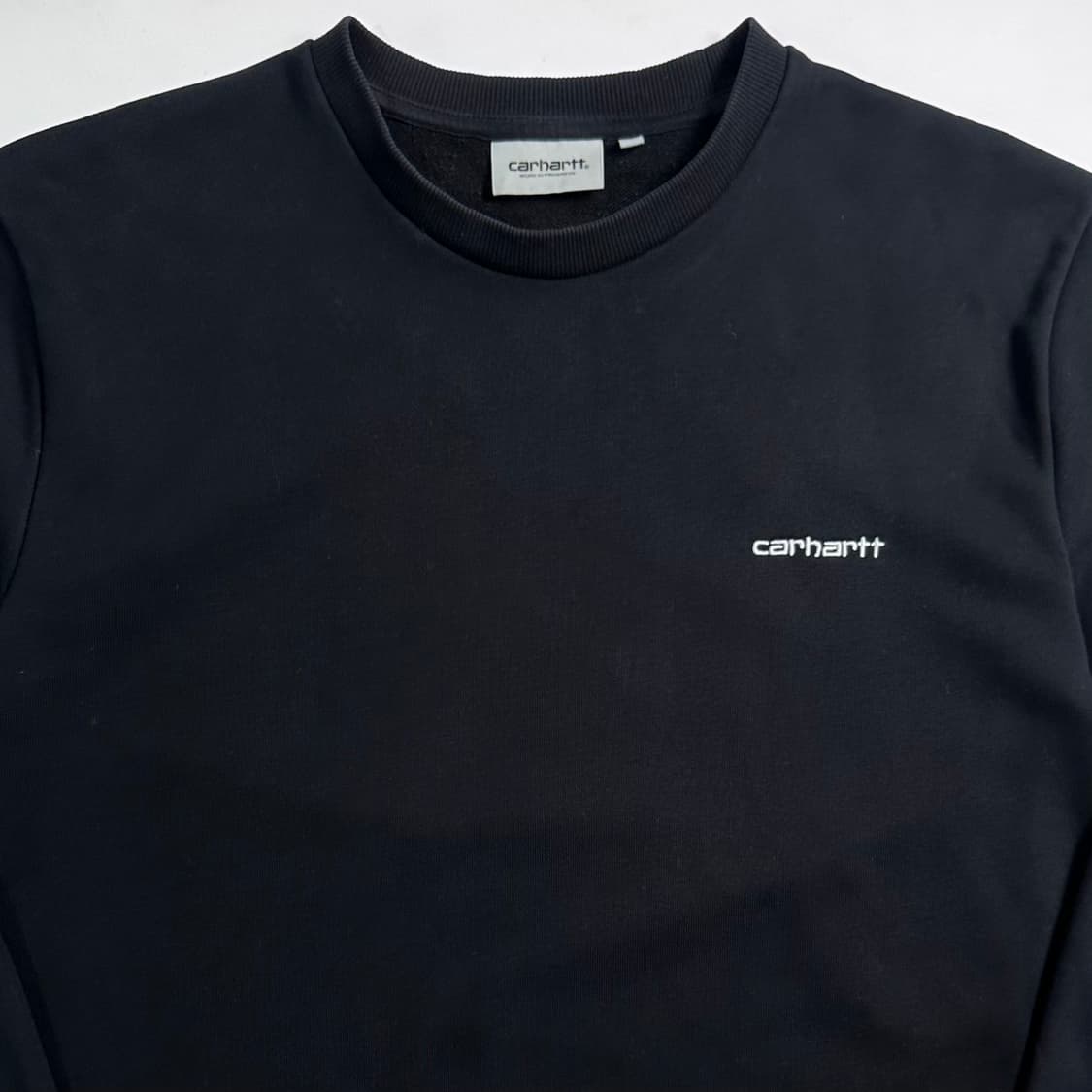 칼하트 스몰로고 블랙 맨투맨 상품이미지2